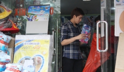 Bất ngờ gặp ca sĩ Tim đi mua đồ cho con trai ở Hà Nội